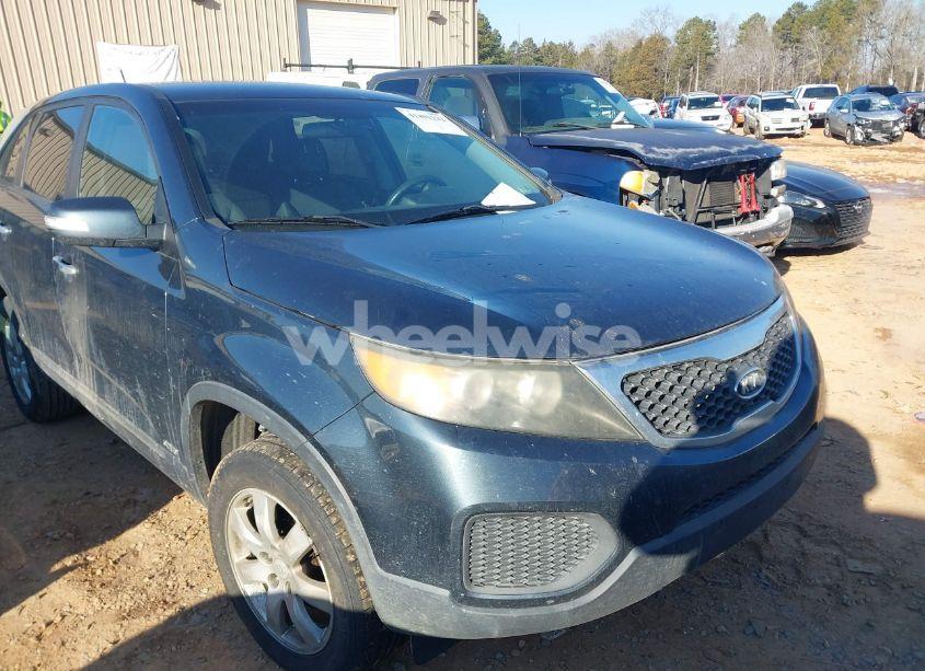 2011 Kia Sorento LX (VIN 5XYKTCA16BG072939) main photo