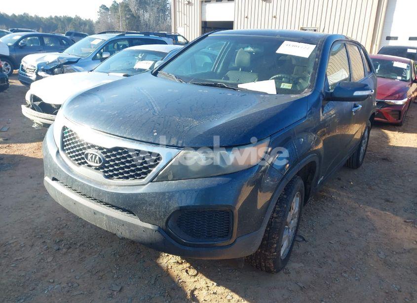 Photo 2 of 2011 Kia Sorento LX (VIN 5XYKTCA16BG072939)