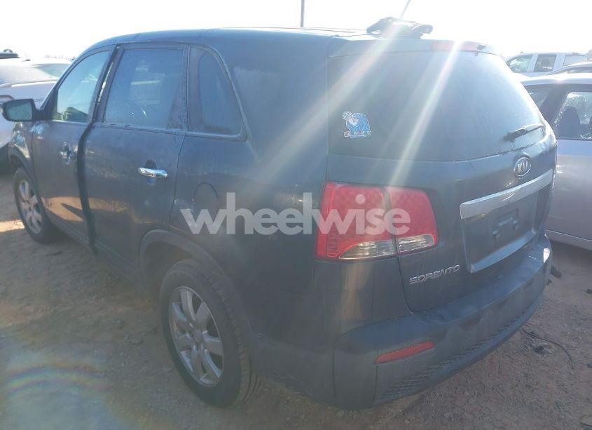 Photo 3 of 2011 Kia Sorento LX (VIN 5XYKTCA16BG072939)