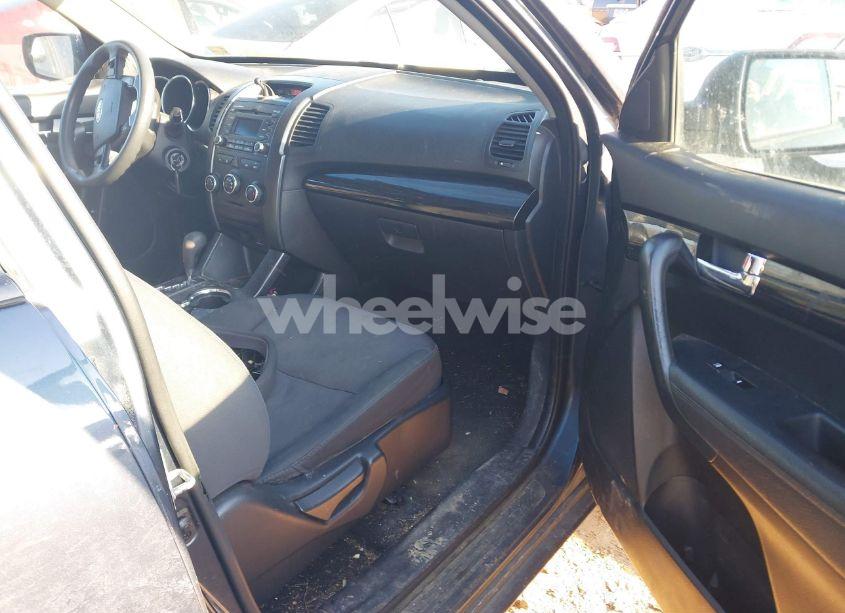 Photo 5 of 2011 Kia Sorento LX (VIN 5XYKTCA16BG072939)
