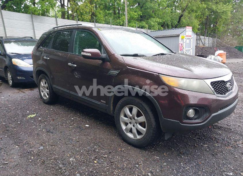 2011 Kia Sorento LX (VIN 5XYKTCA16BG129625) main photo
