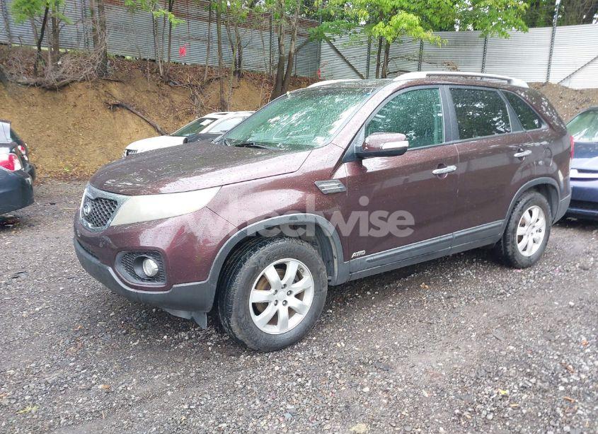 Photo 2 of 2011 Kia Sorento LX (VIN 5XYKTCA16BG129625)