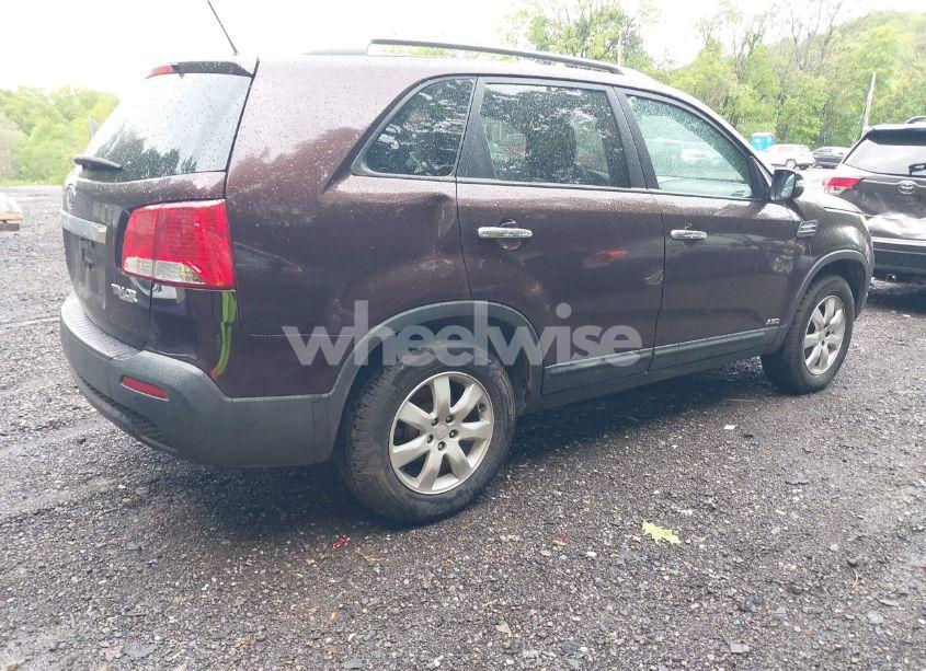 Photo 4 of 2011 Kia Sorento LX (VIN 5XYKTCA16BG129625)