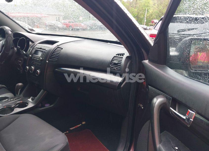 Photo 5 of 2011 Kia Sorento LX (VIN 5XYKTCA16BG129625)