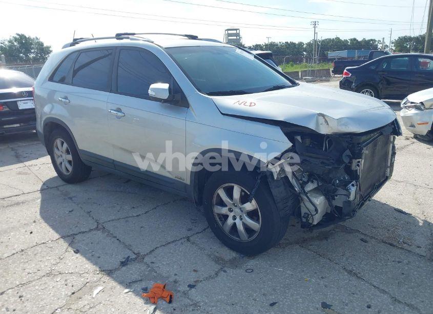 2011 Kia Sorento LX (VIN 5XYKTCA16BG187413) main photo