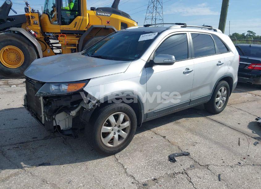 Photo 2 of 2011 Kia Sorento LX (VIN 5XYKTCA16BG187413)