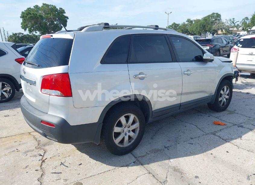 Photo 4 of 2011 Kia Sorento LX (VIN 5XYKTCA16BG187413)