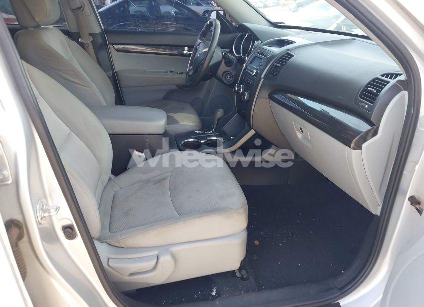 Photo 5 of 2011 Kia Sorento LX (VIN 5XYKTCA16BG187413)