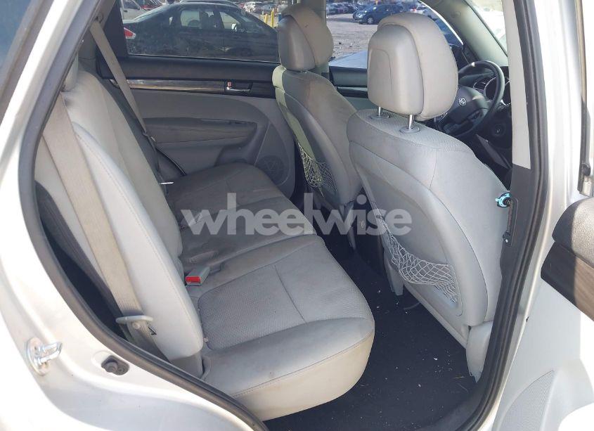 Photo 8 of 2011 Kia Sorento LX (VIN 5XYKTCA16BG187413)