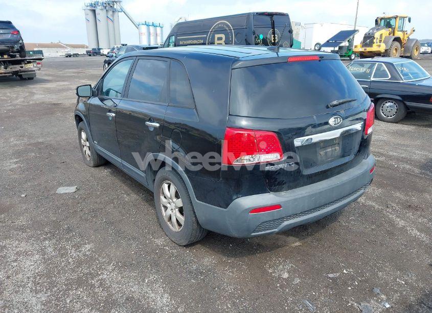 Photo 3 of 2011 Kia Sorento LX (VIN 5XYKTCA17BG024401)