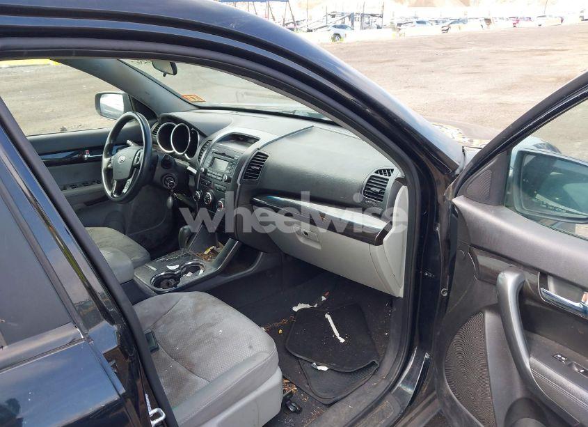 Photo 5 of 2011 Kia Sorento LX (VIN 5XYKTCA17BG024401)