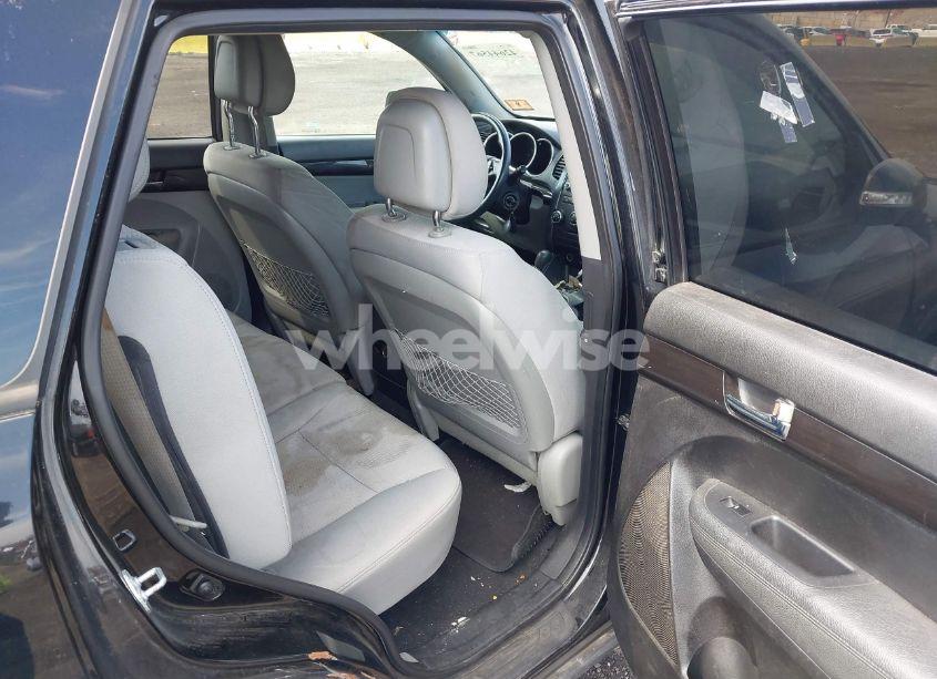 Photo 8 of 2011 Kia Sorento LX (VIN 5XYKTCA17BG024401)