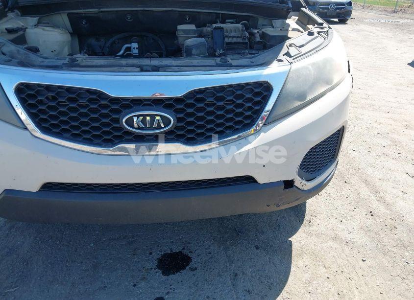 Photo 12 of 2011 Kia Sorento LX (VIN 5XYKTCA17BG072688)