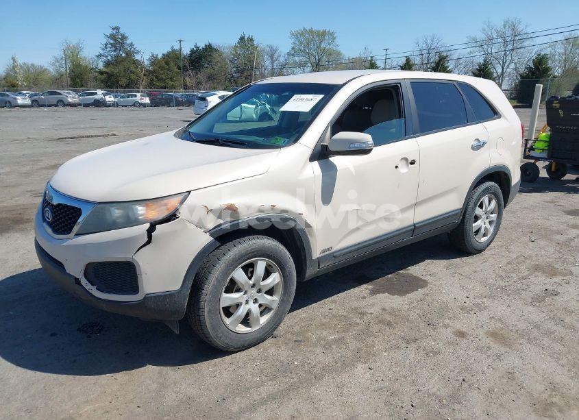 Photo 2 of 2011 Kia Sorento LX (VIN 5XYKTCA17BG072688)
