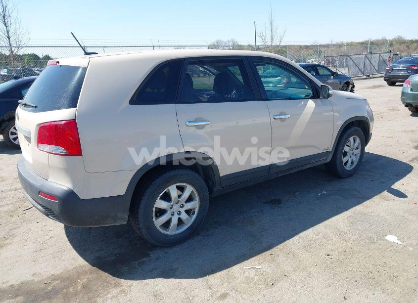Photo 4 of 2011 Kia Sorento LX (VIN 5XYKTCA17BG072688)