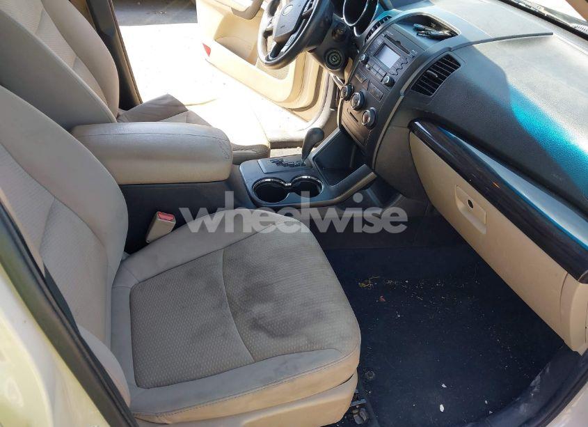 Photo 5 of 2011 Kia Sorento LX (VIN 5XYKTCA17BG072688)