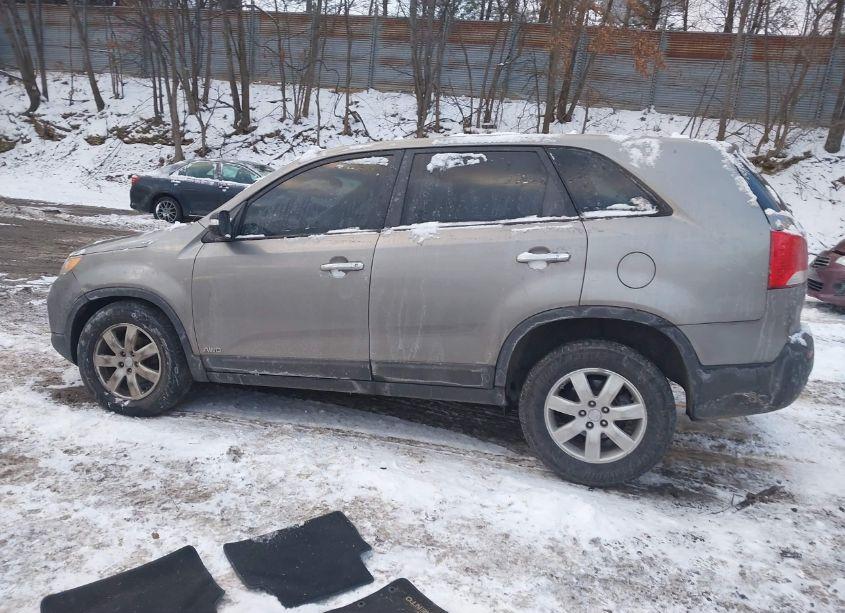 Photo 15 of 2011 Kia Sorento LX (VIN 5XYKTCA17BG113045)