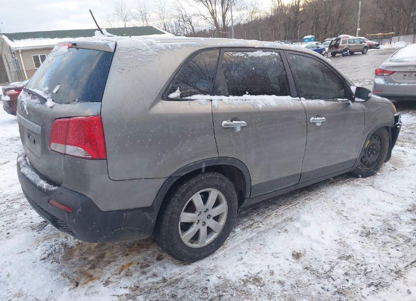 Photo 4 of 2011 Kia Sorento LX (VIN 5XYKTCA17BG113045)