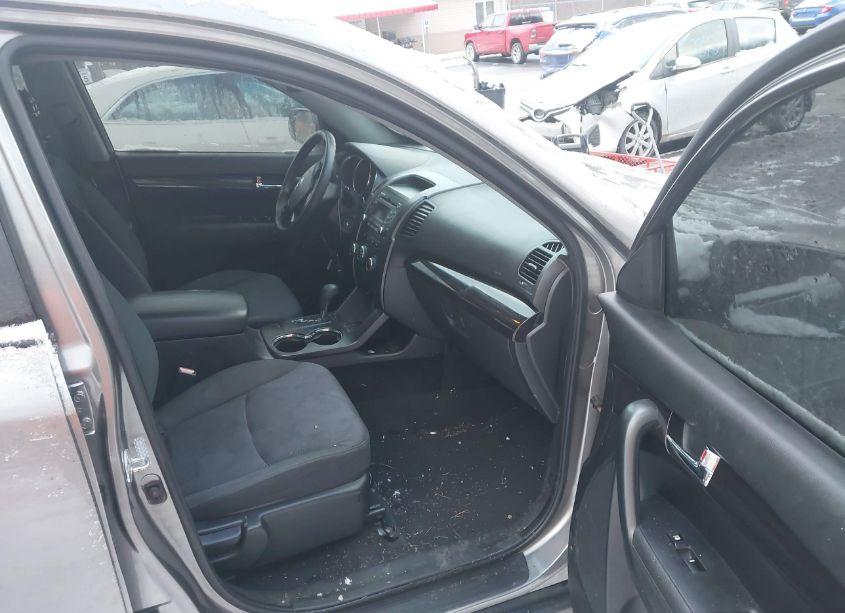 Photo 5 of 2011 Kia Sorento LX (VIN 5XYKTCA17BG113045)