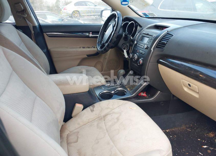 Photo 5 of 2011 Kia Sorento LX (VIN 5XYKTCA18BG013276)