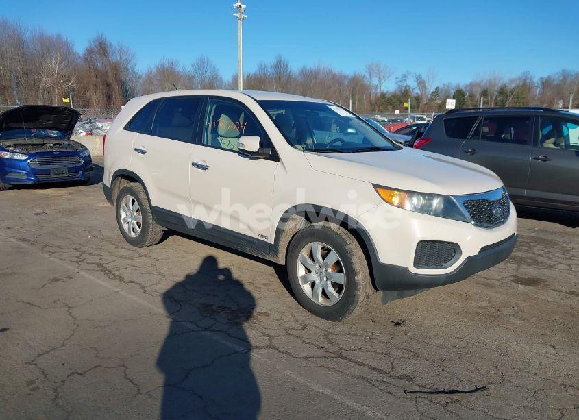 2011 Kia Sorento LX (VIN 5XYKTCA18BG023709) main photo