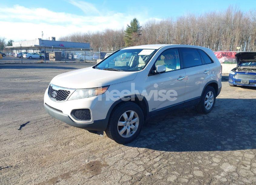 Photo 2 of 2011 Kia Sorento LX (VIN 5XYKTCA18BG023709)