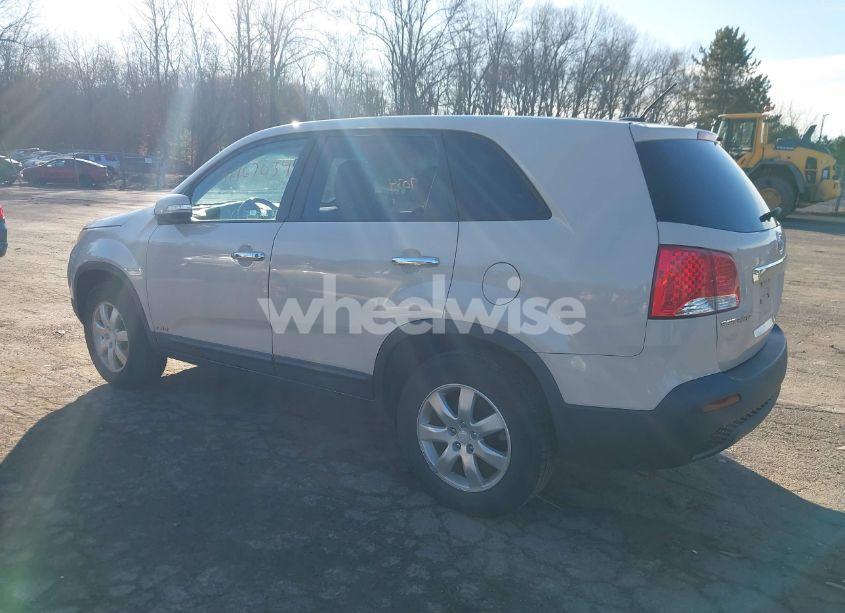 Photo 3 of 2011 Kia Sorento LX (VIN 5XYKTCA18BG023709)
