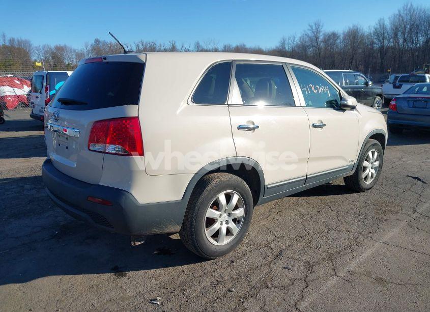 Photo 4 of 2011 Kia Sorento LX (VIN 5XYKTCA18BG023709)
