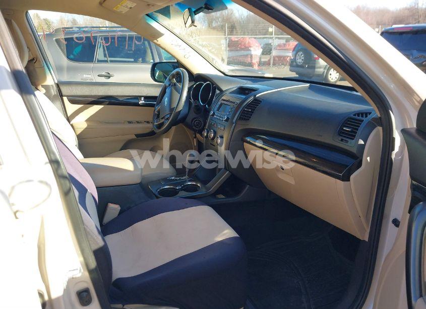Photo 5 of 2011 Kia Sorento LX (VIN 5XYKTCA18BG023709)