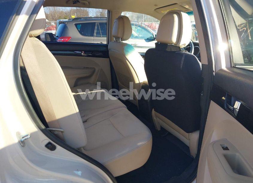 Photo 8 of 2011 Kia Sorento LX (VIN 5XYKTCA18BG023709)