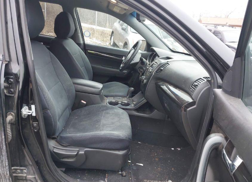 Photo 5 of 2011 Kia Sorento LX (VIN 5XYKTCA18BG066169)