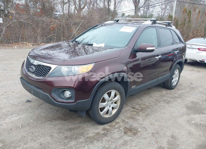 Photo 2 of 2011 Kia Sorento LX (VIN 5XYKTCA18BG070058)