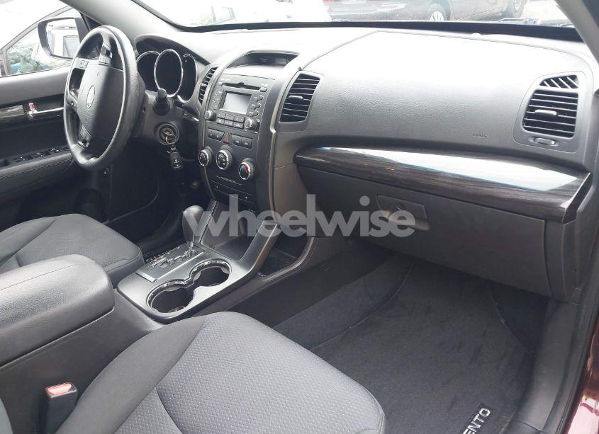 Photo 5 of 2011 Kia Sorento LX (VIN 5XYKTCA18BG070058)