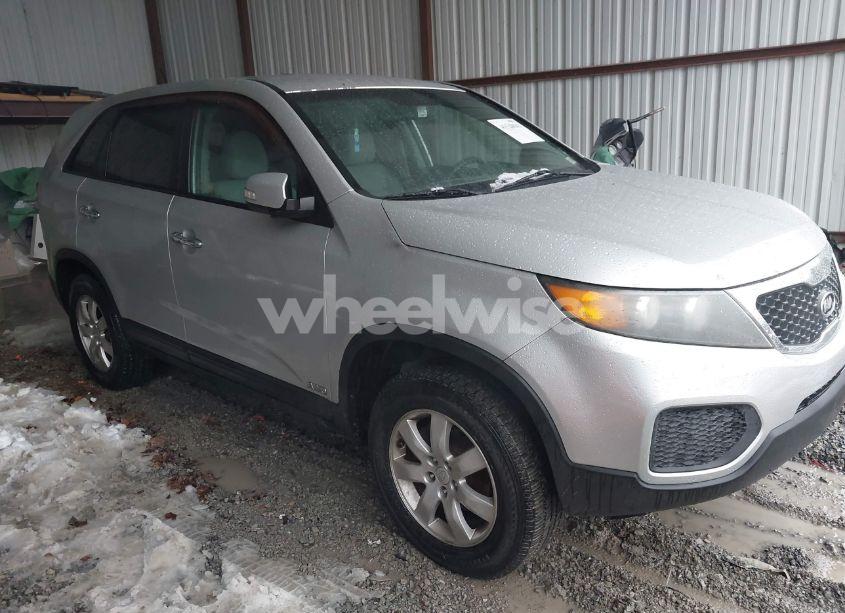 2011 Kia Sorento LX (VIN 5XYKTCA18BG096594) main photo