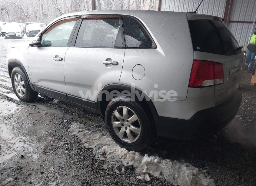 Photo 3 of 2011 Kia Sorento LX (VIN 5XYKTCA18BG096594)