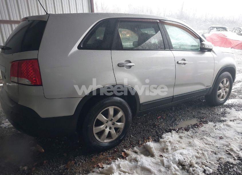 Photo 4 of 2011 Kia Sorento LX (VIN 5XYKTCA18BG096594)