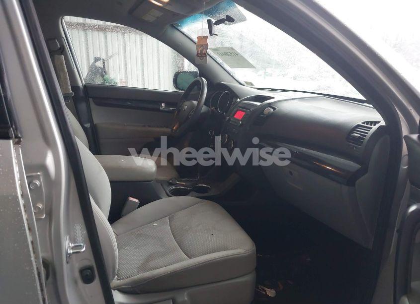 Photo 5 of 2011 Kia Sorento LX (VIN 5XYKTCA18BG096594)