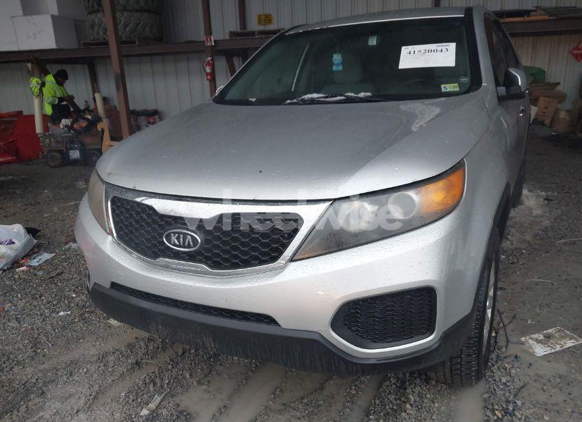 Photo 6 of 2011 Kia Sorento LX (VIN 5XYKTCA18BG096594)