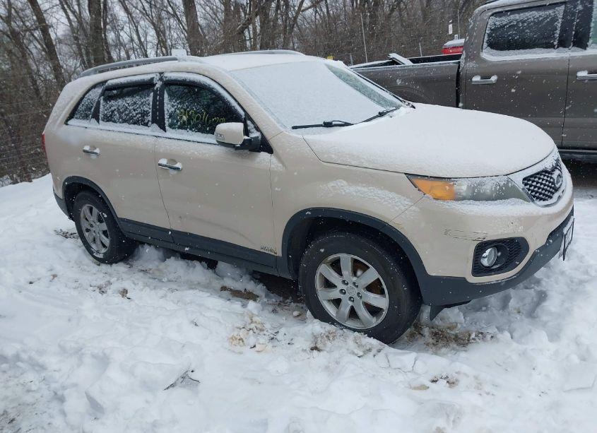 2011 Kia Sorento LX (VIN 5XYKTCA18BG118223) main photo
