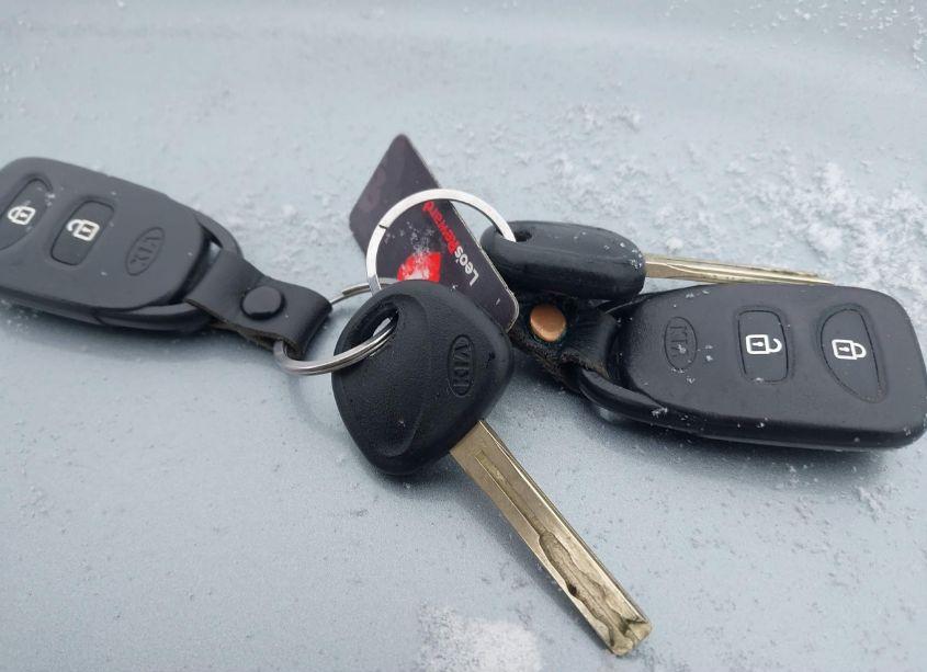 Photo 11 of 2011 Kia Sorento LX (VIN 5XYKTCA18BG118223)