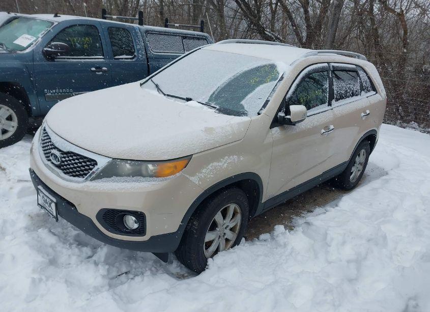 Photo 2 of 2011 Kia Sorento LX (VIN 5XYKTCA18BG118223)