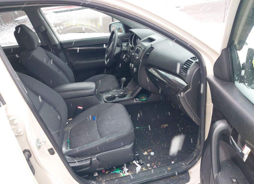 Photo 5 of 2011 Kia Sorento LX (VIN 5XYKTCA18BG118223)