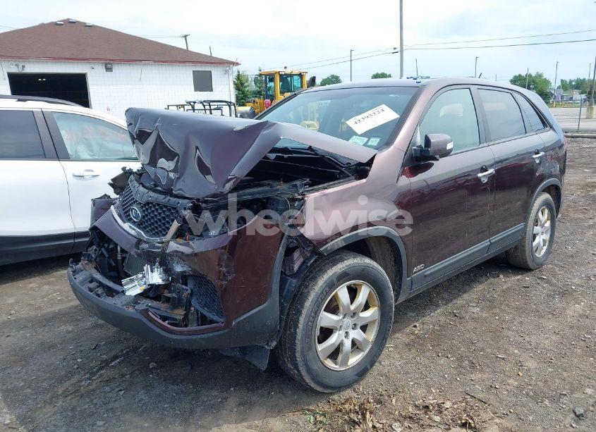 Photo 2 of 2011 Kia Sorento LX (VIN 5XYKTCA18BG120327)