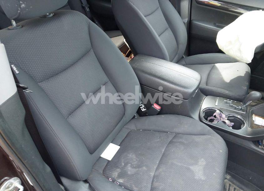Photo 5 of 2011 Kia Sorento LX (VIN 5XYKTCA18BG120327)