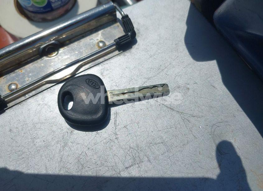 Photo 11 of 2011 Kia Sorento LX (VIN 5XYKTCA19BG008104)