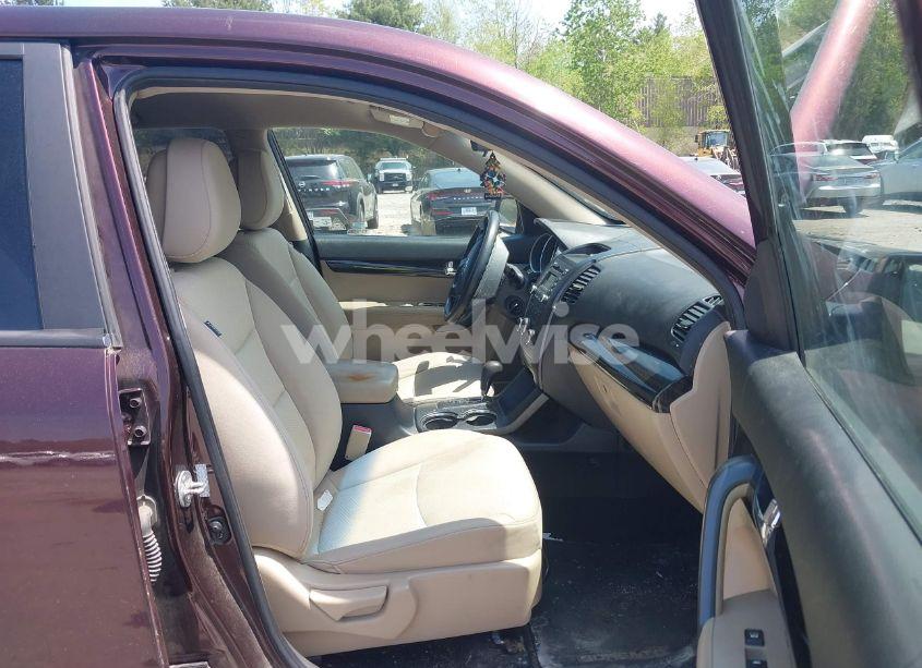 Photo 5 of 2011 Kia Sorento LX (VIN 5XYKTCA19BG008104)