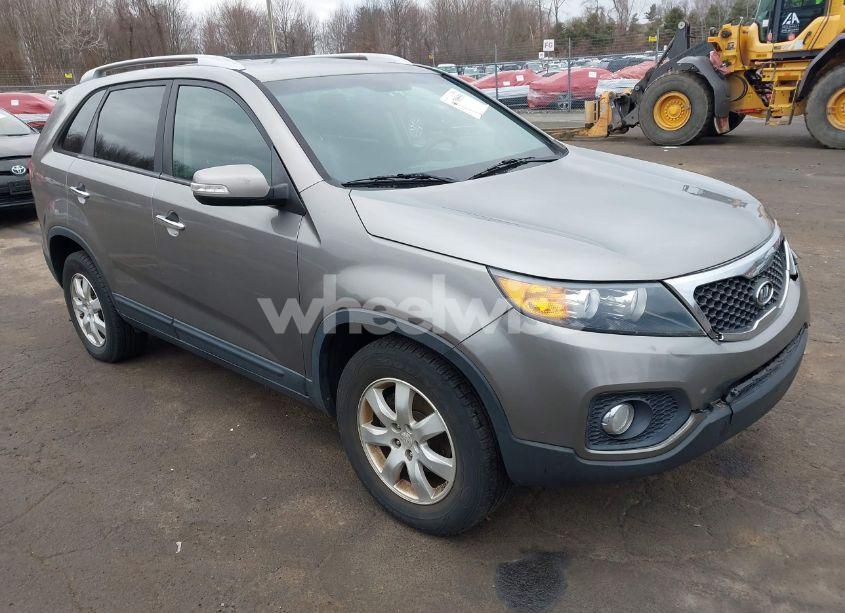 2011 Kia Sorento LX (VIN 5XYKTCA19BG087600) main photo
