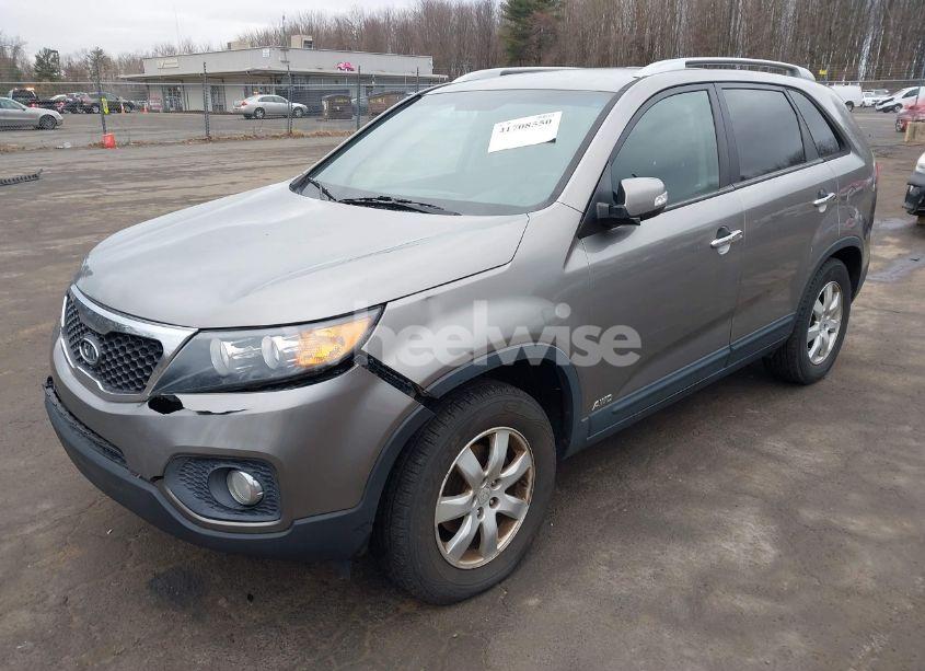 Photo 2 of 2011 Kia Sorento LX (VIN 5XYKTCA19BG087600)