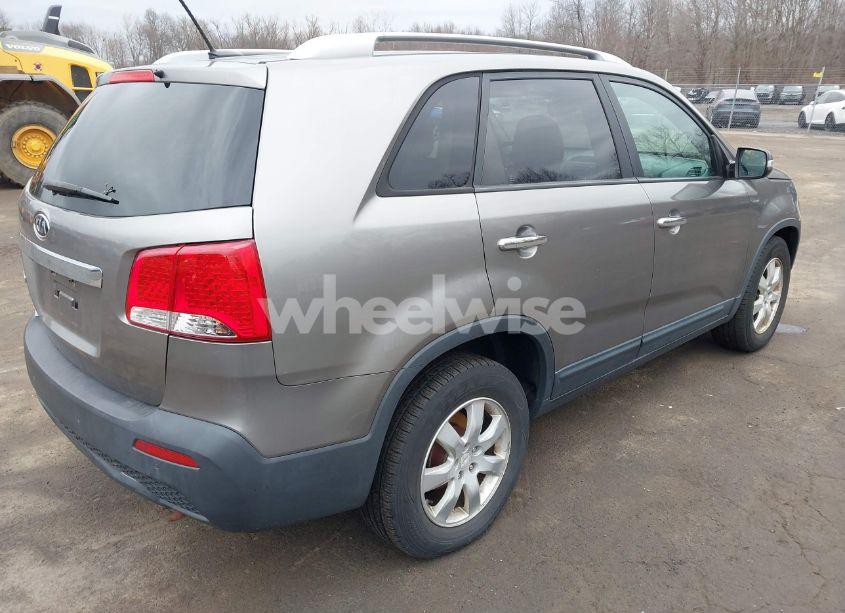 Photo 4 of 2011 Kia Sorento LX (VIN 5XYKTCA19BG087600)