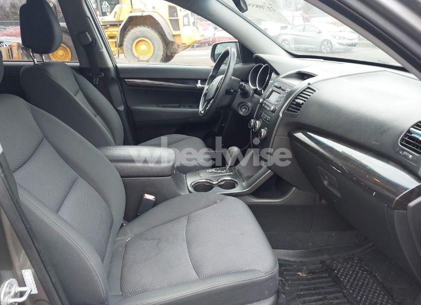 Photo 5 of 2011 Kia Sorento LX (VIN 5XYKTCA19BG087600)